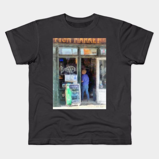 Manhattan NY - Fish Market Kids T-Shirt by SusanSavad